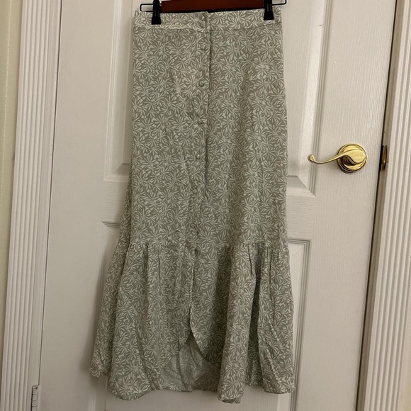 Colin's light green floral skirt with buttons (XS) - Picture 2 of 8